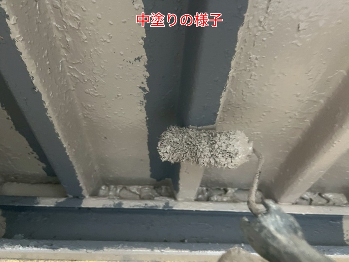 鉄骨階段塗装にて中塗りの様子