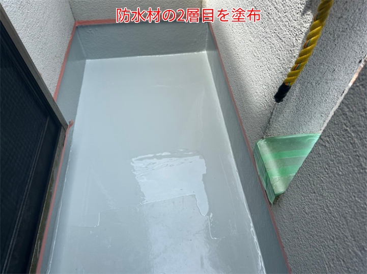 防水工事にて2層目を塗布