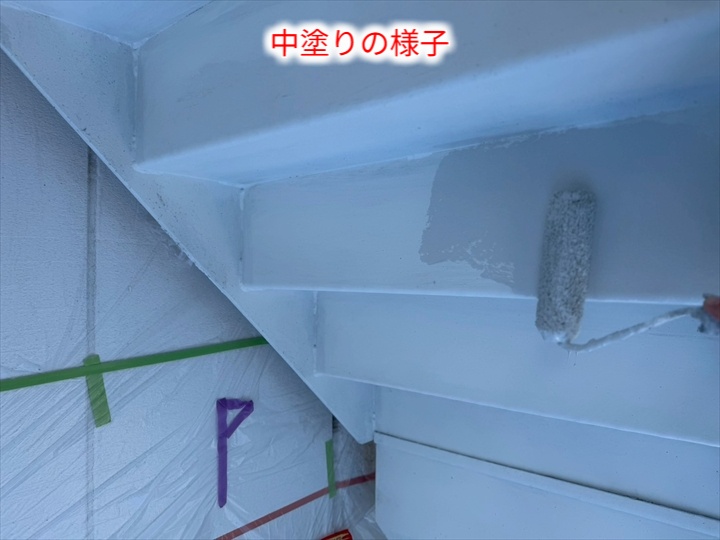 階段裏の中塗り作業
