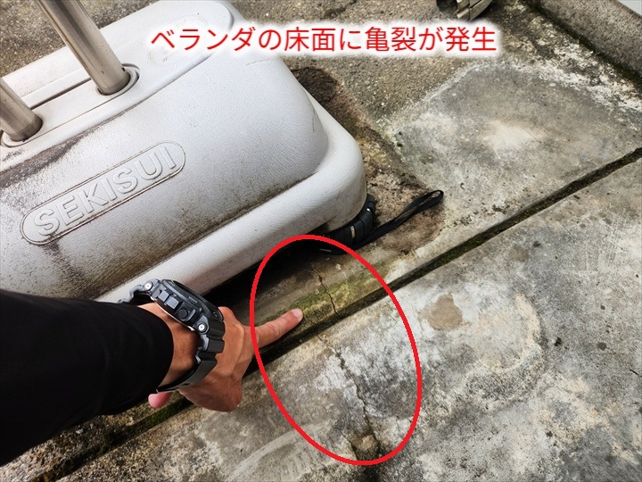 床面の亀裂箇所