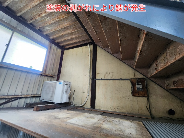 鉄骨階段の上裏と段裏の塗装が剥がれて錆が進行