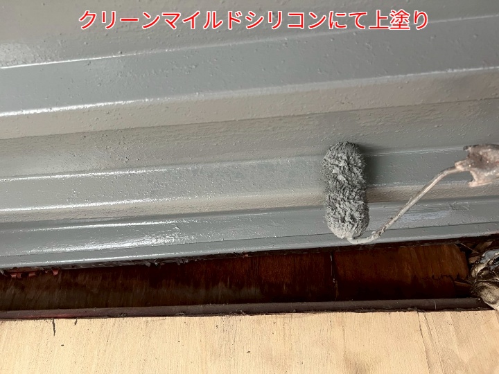 鉄骨階段塗装にて上塗り