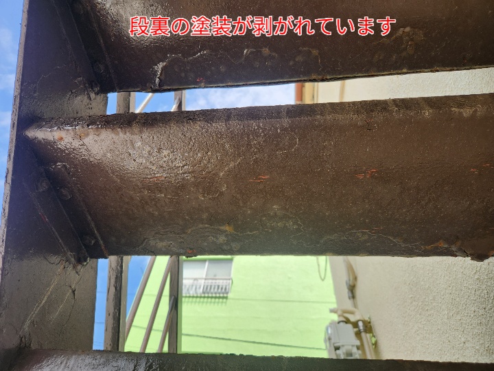 段裏の塗装の剥がれ