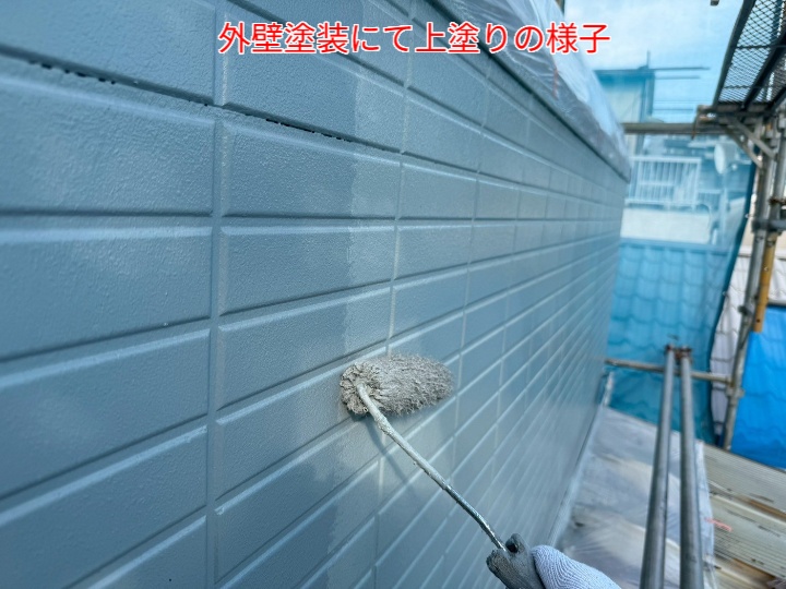 外壁塗装にて上塗り