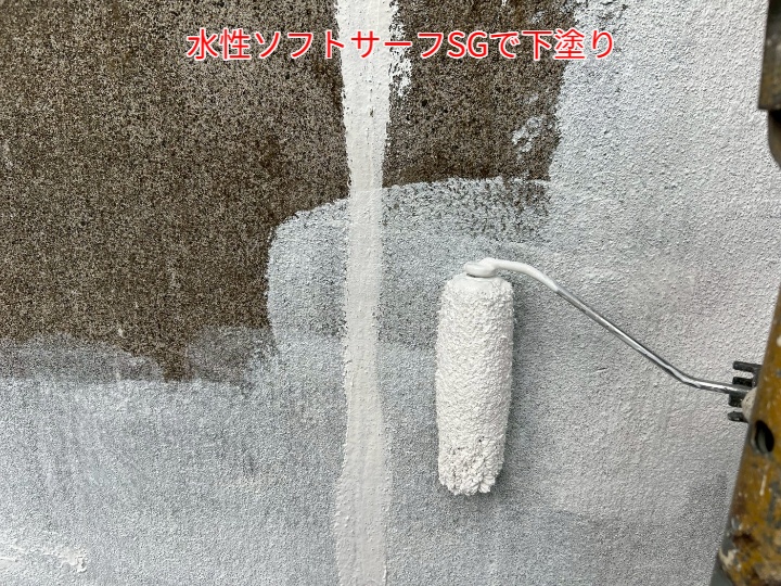 外壁塗装工事にて下塗り