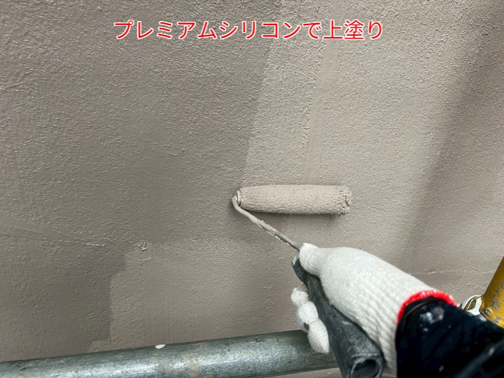 外壁塗装工事にて上塗り