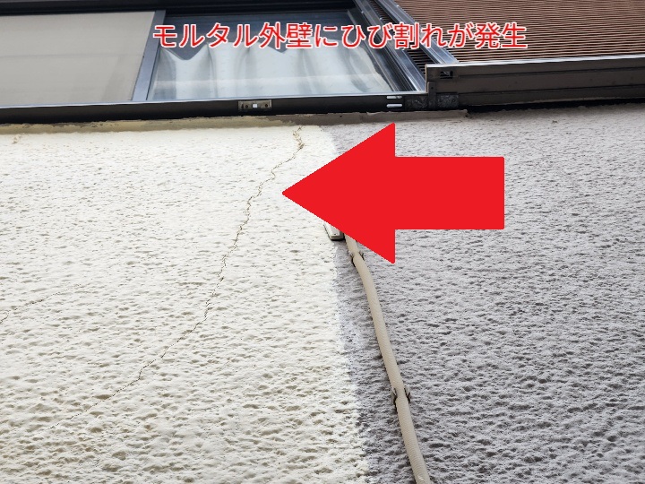 モルタル外壁の窓下にひび割れ