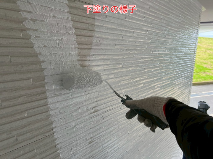 外壁塗装にて下塗りの様子