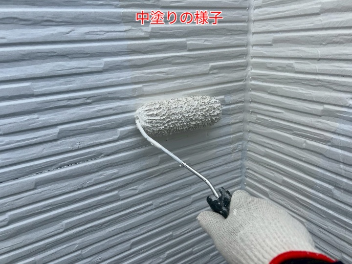 外壁塗装にて中塗り