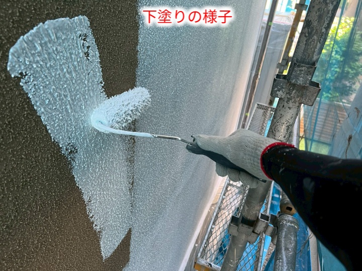 外壁の下塗り作業