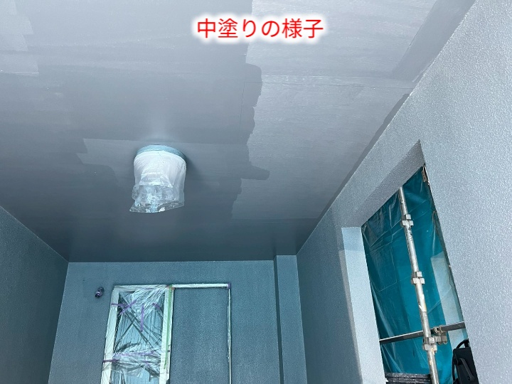 外壁の中塗り作業