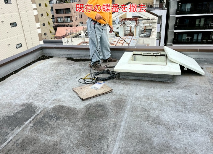 ハッチの既存の蝶番を撤去