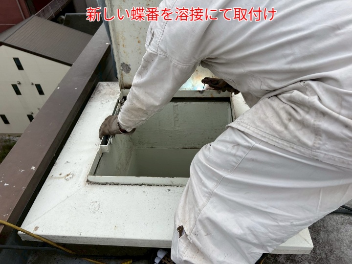 溶接にてハッチに蝶番を固定