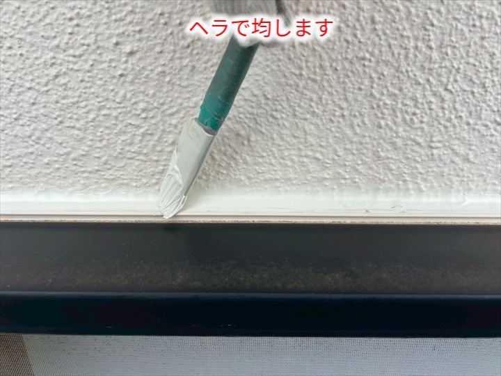 ヘラで目地を均す作業