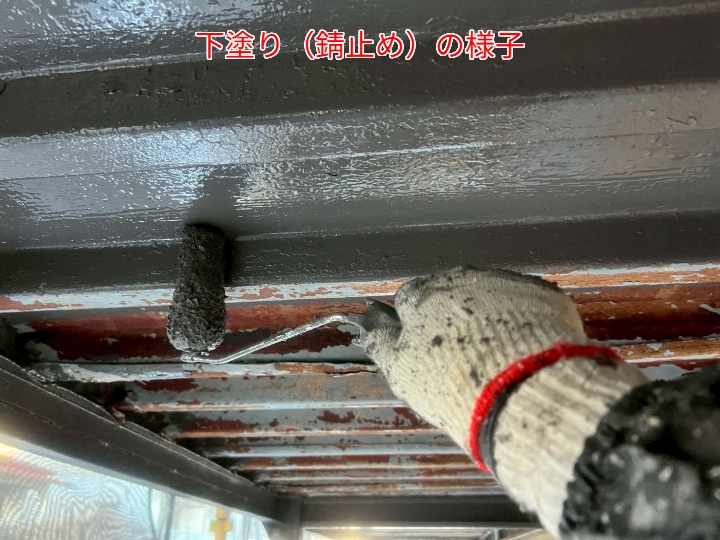 鉄骨階段塗装にて下塗りの様子