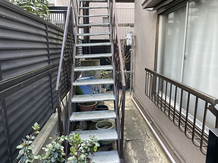 鉄骨階段部の塗装の色あせ