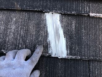 屋根塗装前。割れた部分は補修をしておきます
