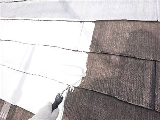 屋根の下塗り作業