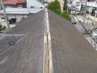 台風によって棟板金が飛散した屋根