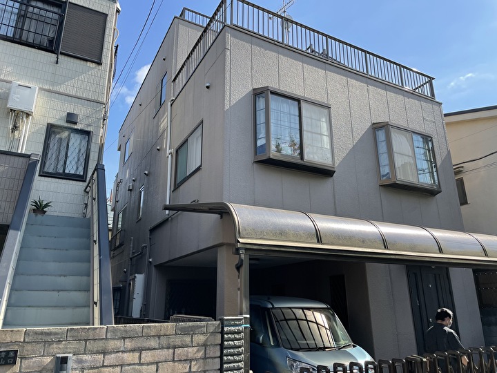 水性サーモアイウォールSI（ND-210）を用いた塗装工事前の住居