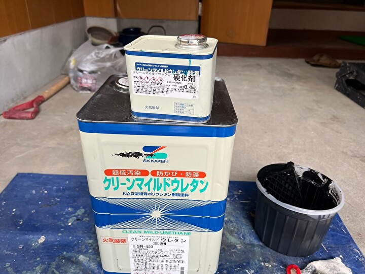 中塗り上塗りにエスケー化研のクリーンマイルドウレタンを使用