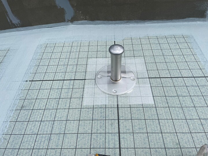 脱気塔の取り付け作業