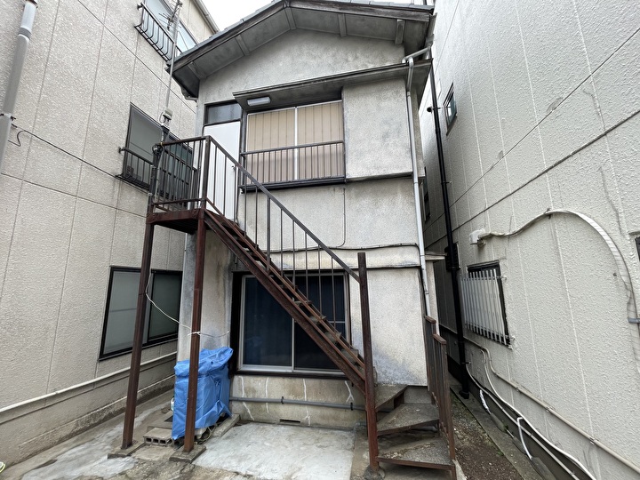 塗装工事前の現地調査の風景