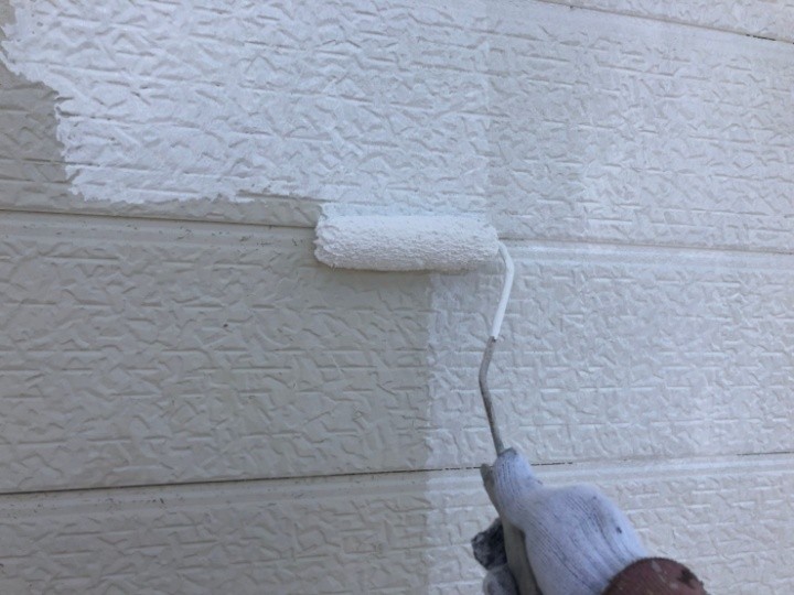 外壁の下塗り作業