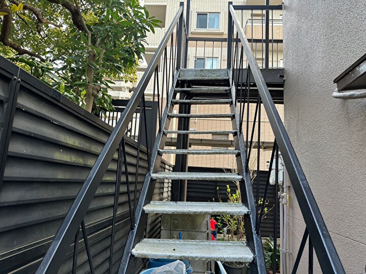 鉄骨部にて塗料の下塗り作業風景