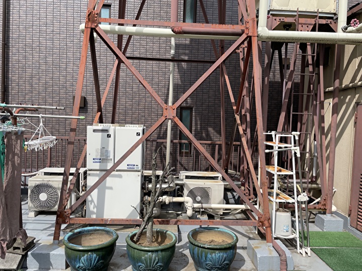 貯水槽が乗っている鉄骨の点検作業の風景