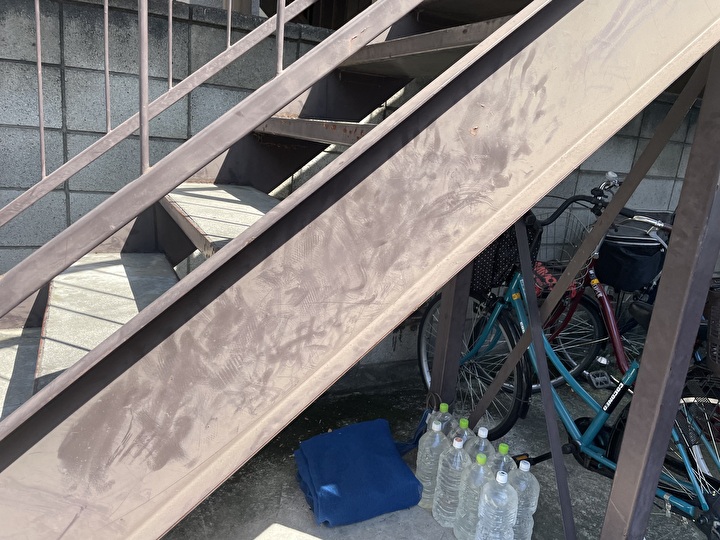 鉄骨階段で塗料の色褪せが発生