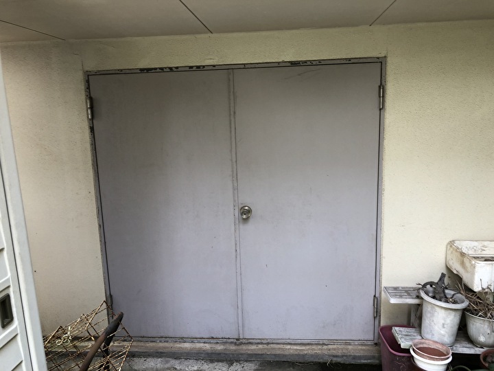 建物裏の鉄製の通用口