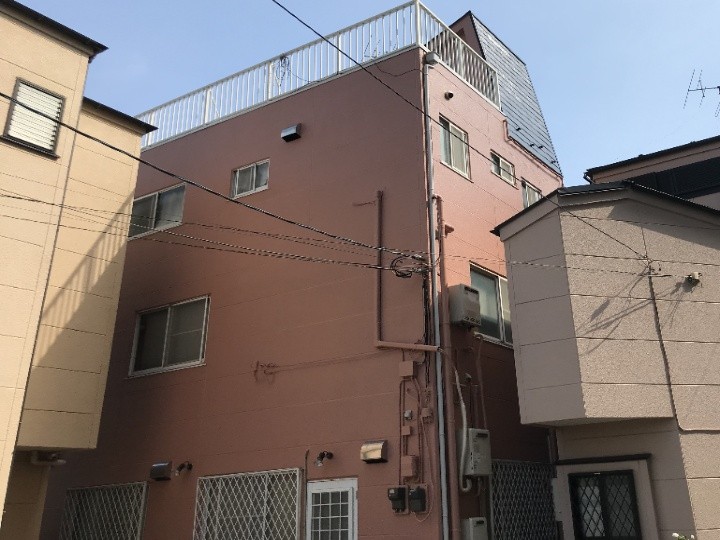 苔と目地のひび割れが発生したALC外壁をパーフェクトトップで塗装工事して美観と耐候性を回復