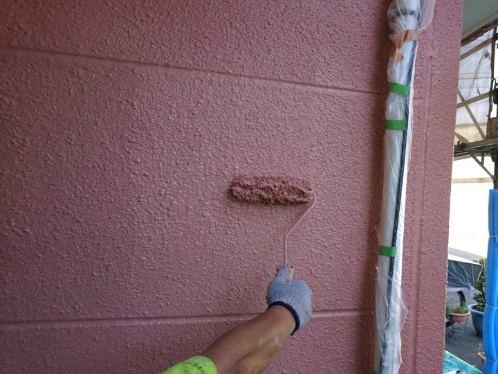 外壁の上塗り作業