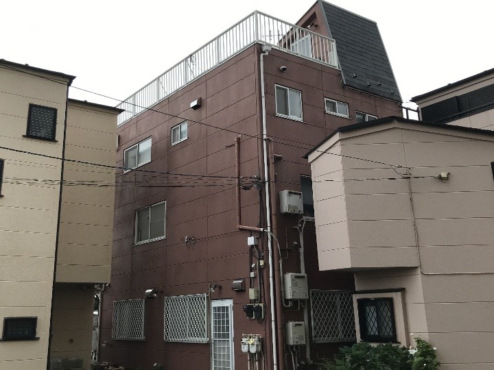 苔と目地のひび割れが発生したALC外壁