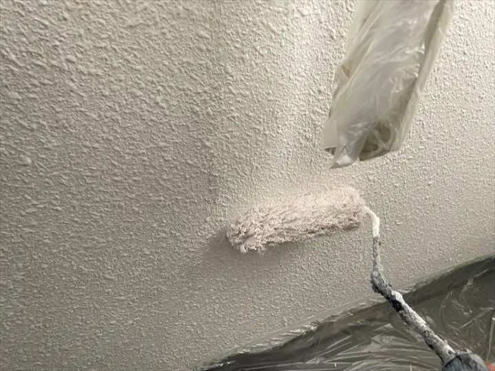内壁の中塗り作業