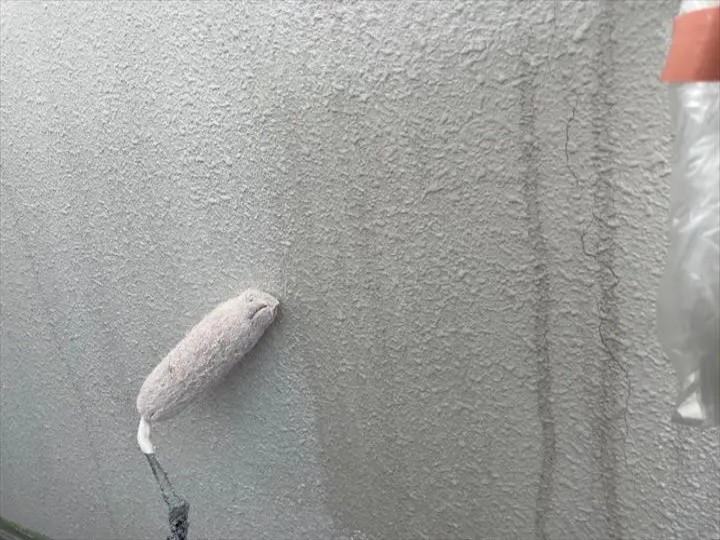 内壁の下塗り作業
