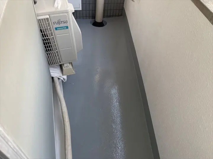 マンションのバルコニーに内壁塗装工事とトップコート塗装工事した状態