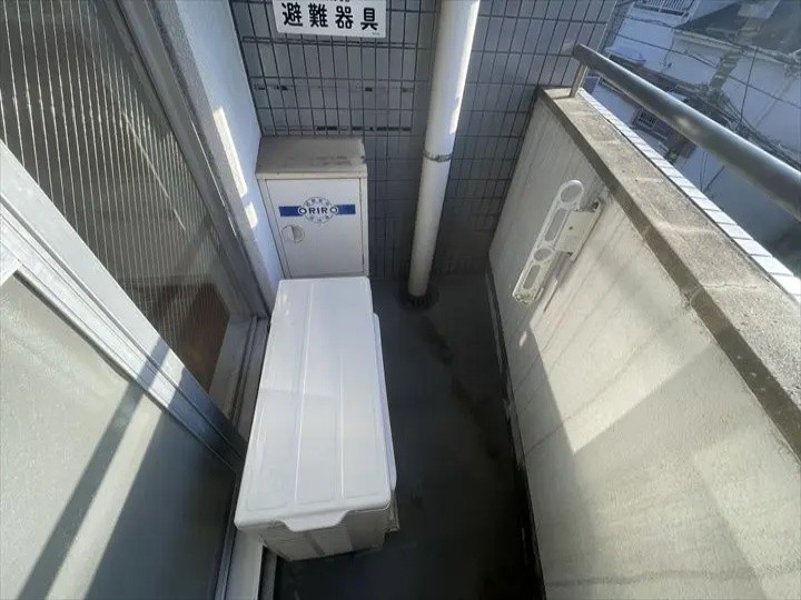 劣化したマンションのバルコニー