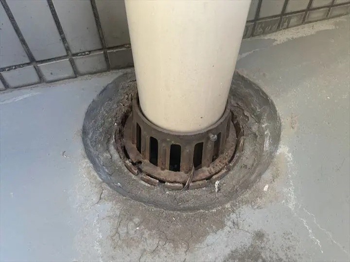 排水口まわりの錆