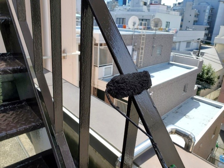手すりの下塗り作業