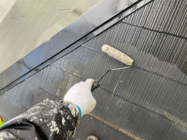 浸透シーラーを屋根全体に塗布