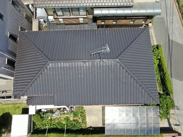 パーフェクトベストを用いた屋根塗装工事を施工後のお住まい（上空撮影）