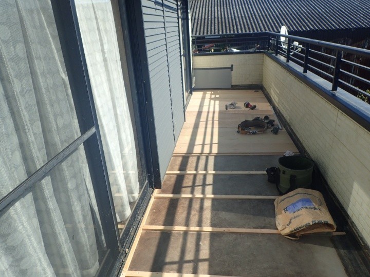 ベランダ床の高さ調整作業