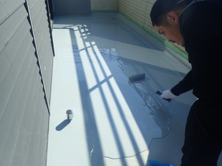 ウレタン防水を使った施工の作業風景