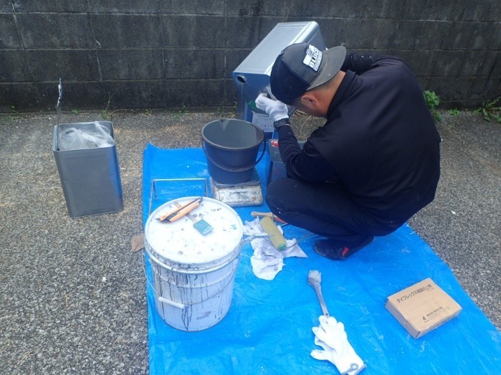 専用のトップコートを調合作業