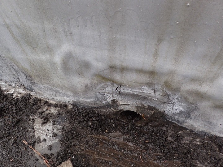 排水ドレン廻りが傷んで亀裂などを確認