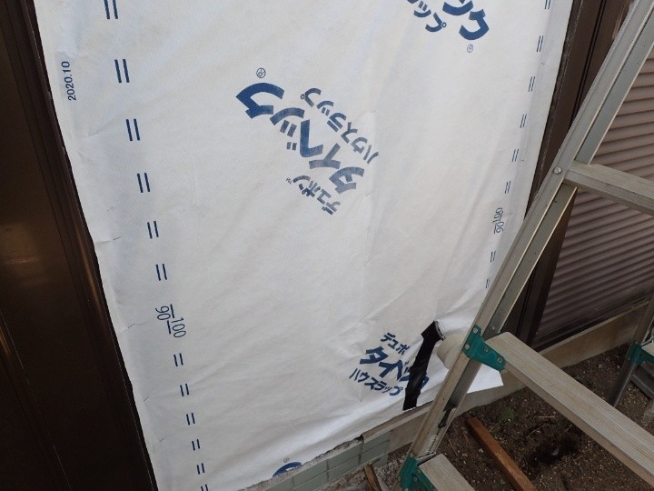 新しい断熱材を入れて透湿シートも新たに設置した状態