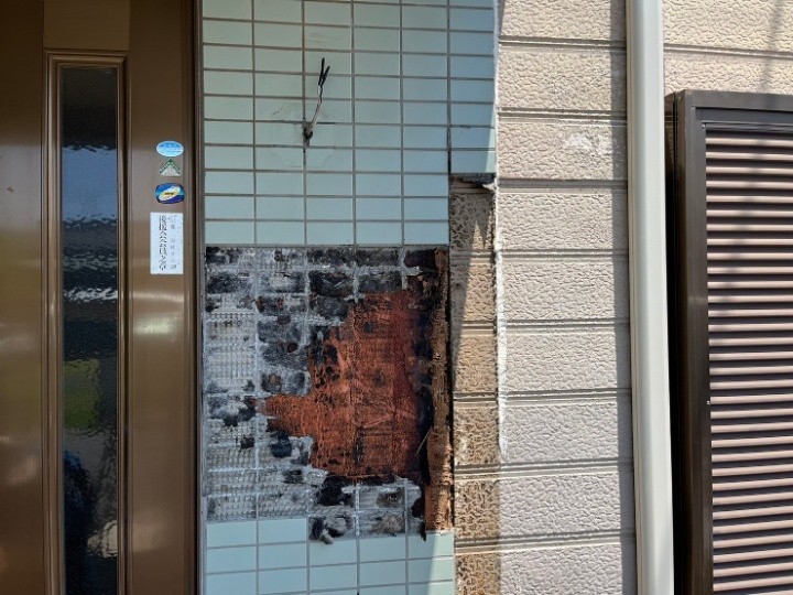 既存の外壁材とタイルの撤去作業
