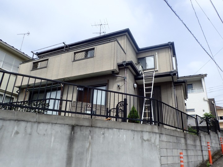 外壁塗装工事前の住宅